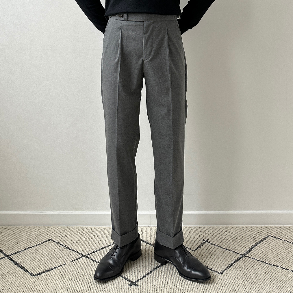 suspenders skirt/pants model image-S25L1