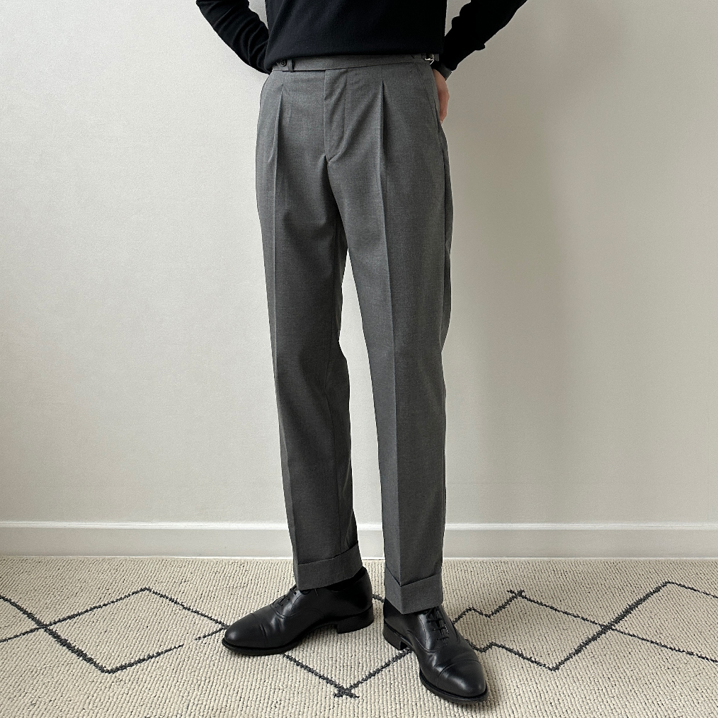 suspenders skirt/pants model image-S25L2