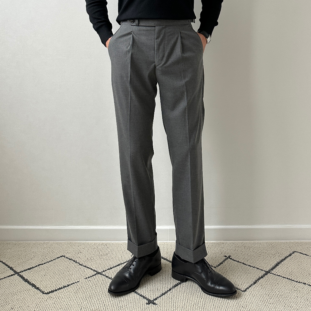 suspenders skirt/pants model image-S25L3
